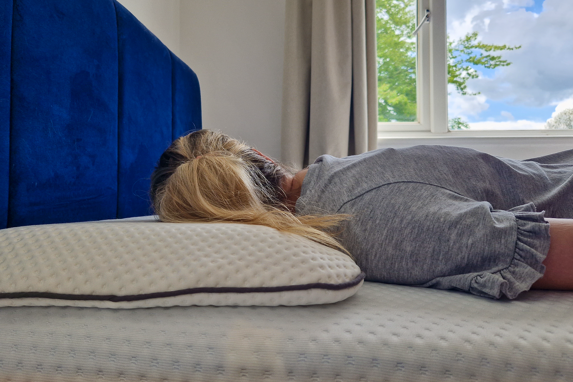 dormir de bruços com uma camada